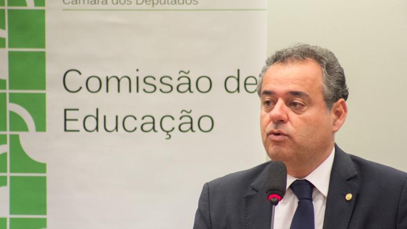 Danilo Cabral pede convocação de ministro para tratar sobre cortes no MEC