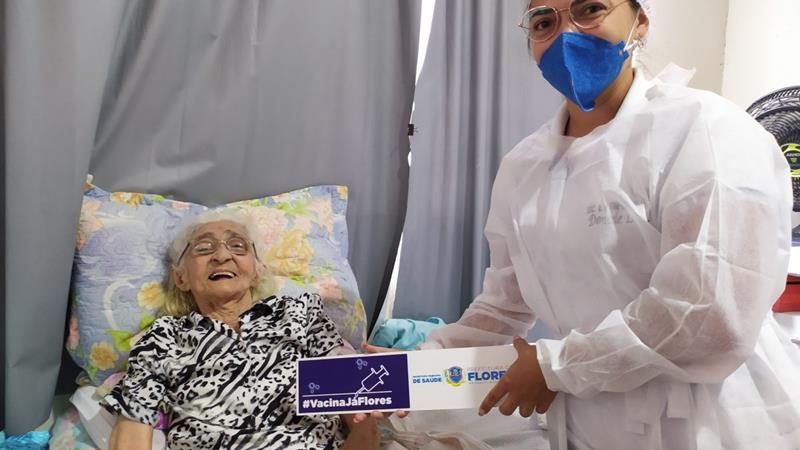 Flores iniciou vacinação de idosos a partir de 85 anos nesta quarta (27)