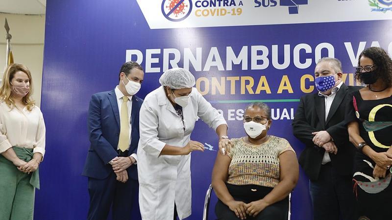 Paulo Câmara anuncia ampliação da vacinação para idosos acima de 60 anos de idade em todo o Estado