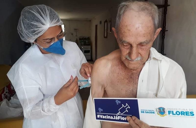 92% dos idosos a partir dos 85 anos já foram vacinados em Pernambuco
