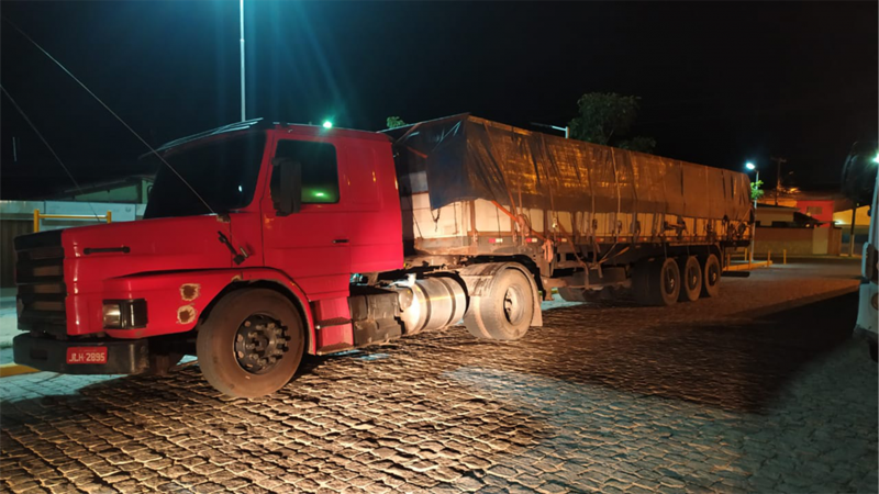 Flores: Policiais do 14º BPM prende suspeitos e recupera carreta com queixa de roubo