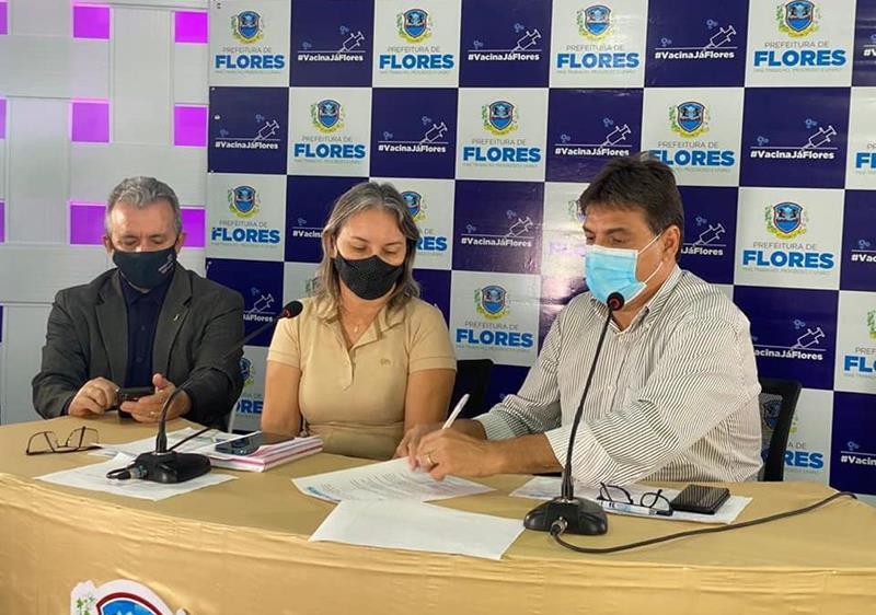 Em Flores, prefeito assina decreto que  autoriza o fornecimento de kits de merenda escolar