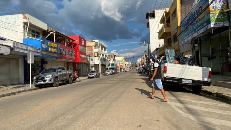 Primeiro dia de quarentena em Serra Talhada têm lojas fechadas e população nas ruas