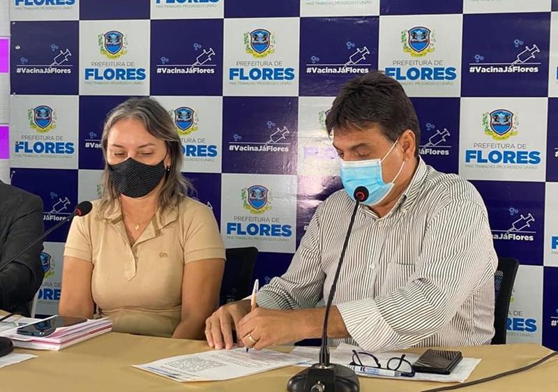 Em Flores, prefeito assina decreto que regulamenta o funcionamento diário das atividades econômicas