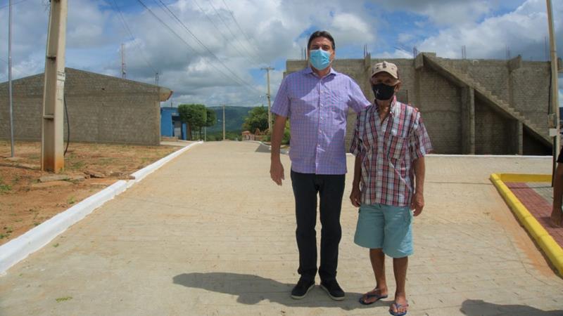 Prefeito de Flores formaliza entrega de intervenções no Bairro da AABB