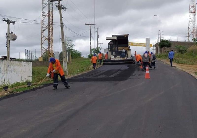 Recapeamento de rodovia movimenta o município de Flores; prefeito comemora