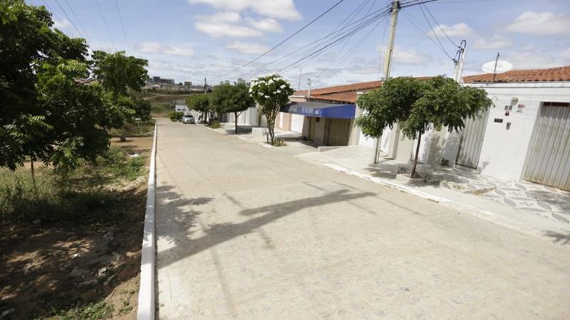 Prefeitura de Serra Talhada inaugura mais 10 ruas e conclui 100% do calçamento do Bairro Mutirão
