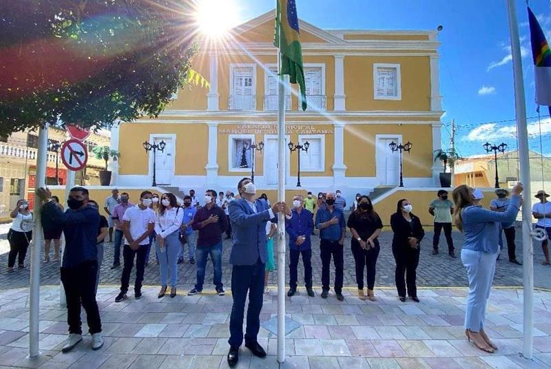 Prefeitura de Flores faz hasteamento das bandeiras em solenidade de 7 de Setembro
