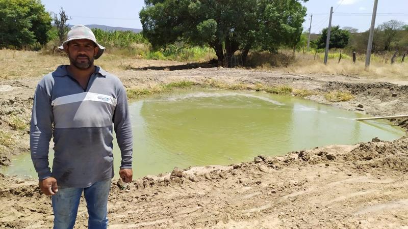 Prefeitura de Flores incentiva piscicultura com distribuição de alevinos e escavação de tanques