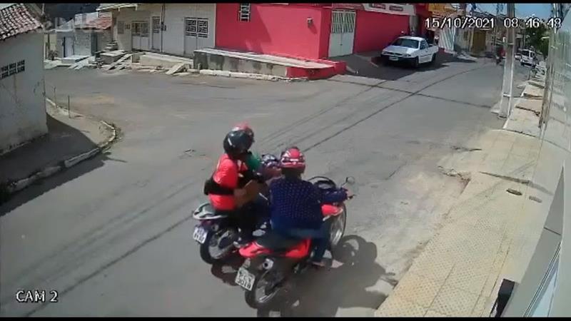 Vídeo: Dupla de moto assalta mulher em Serra Talhada