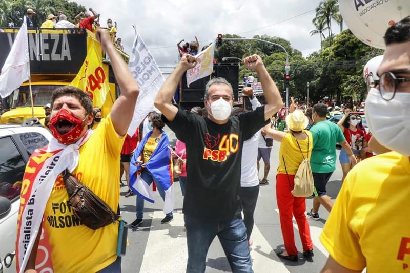 Danilo Cabral (PSB) lidera protesto contra o governo de Bolsonaro