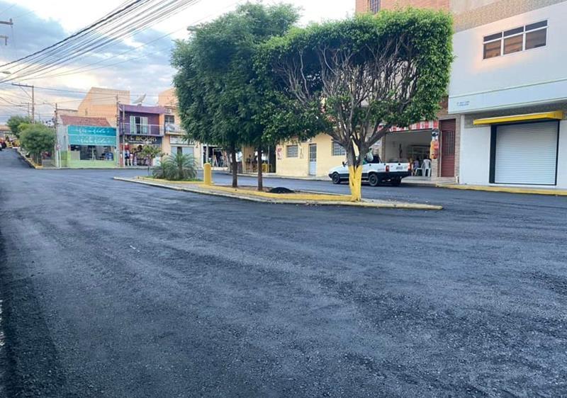 Perímetro urbano de Flores ganha revestimento asfáltico e prefeito agradece parcerias