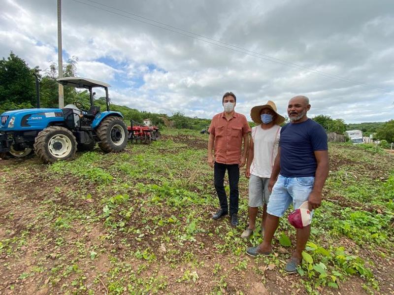 Agricultores de Flores são atendidos com programa ‘Aração de Terras’