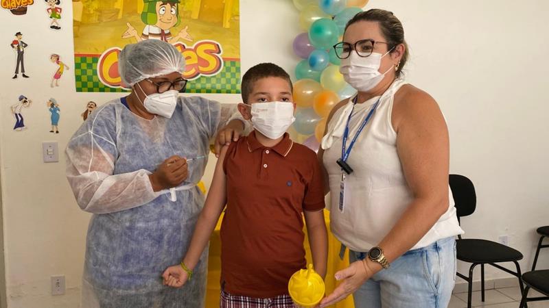 Em Flores, menino de 9 anos é a primeira criança vacinada contra a covid-19