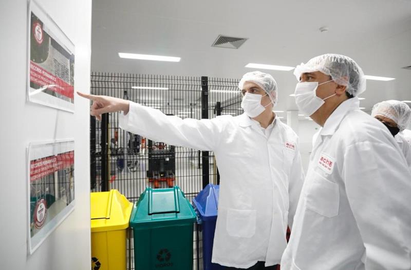 Paulo Câmara visita nova etapa da fábrica do Aché Laboratórios