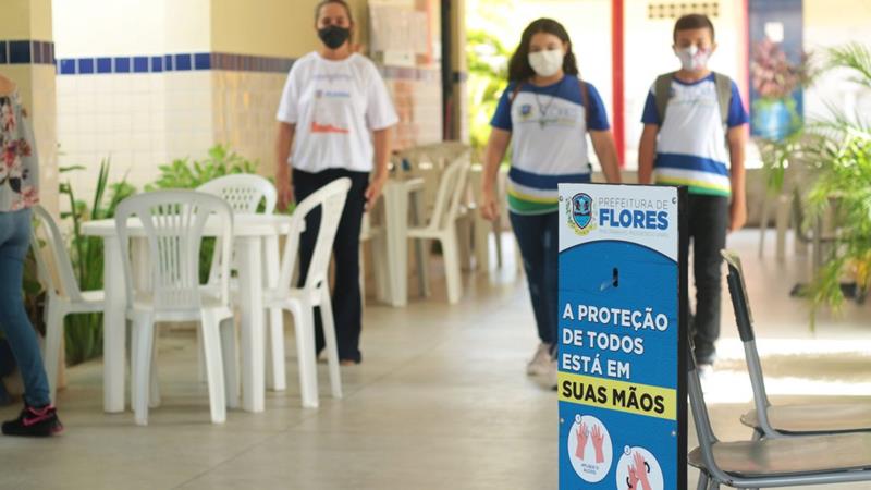 Flores: rede municipal de ensino volta às aulas presenciais reforçando protocolos sanitários
