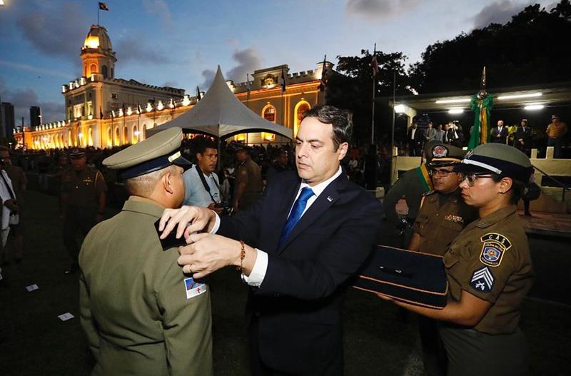 Paulo Câmara entrega 519 insígnias a policiais militares recém-promovidos