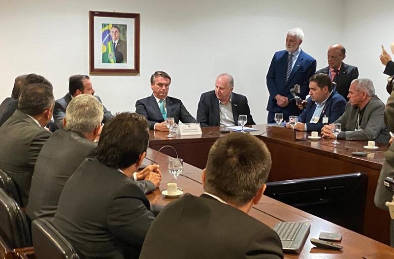 Bolsonaro reconhece esforços dos prefeitos e se compromete com apoio à PEC 122/2015
