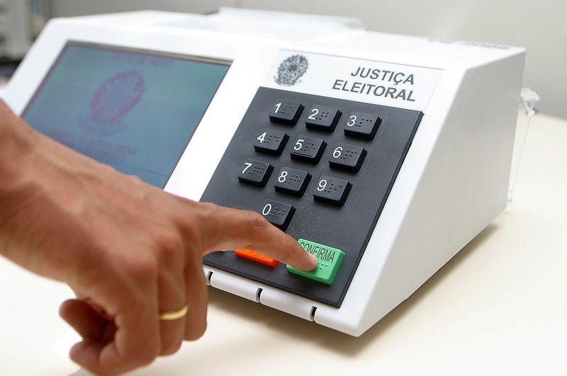 Nem distribuir santinho, nem celular: confira o que é proibido na hora de votar