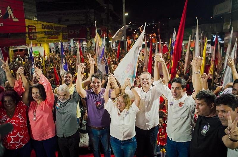 Danilo e Nadegi na maior caminhada da história política de Camaragibe