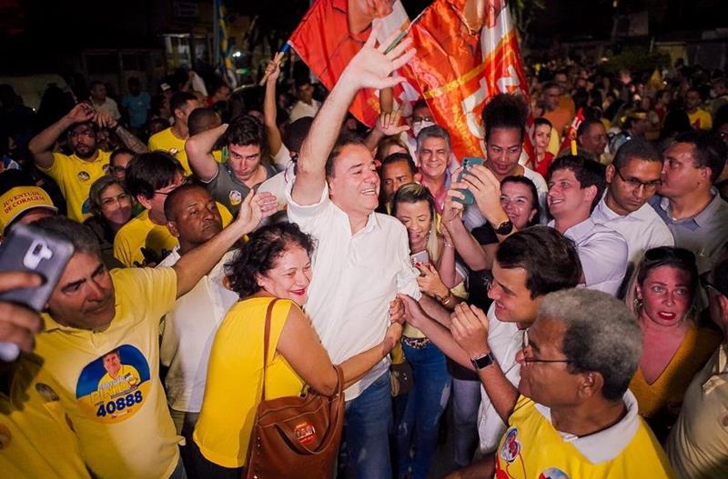 Ao lado de João Campos, Danilo reúne apoiadores em Roda de Fogo