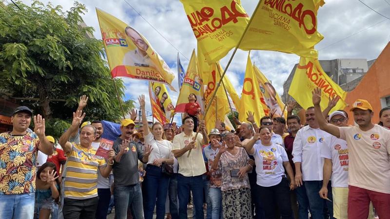 Marconi Santana lidera caminhada na feira livre e lança agenda política