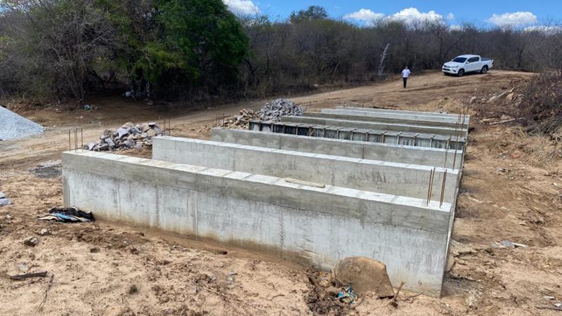 Governo de Flores continua investindo na construção de passagem molhada