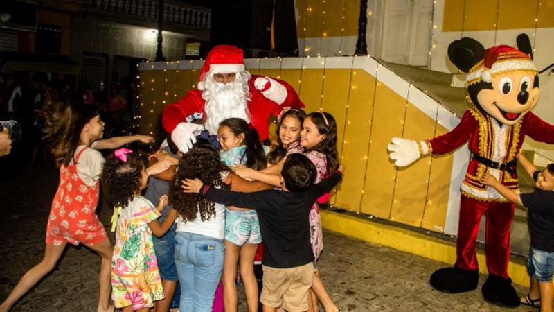 Em Flores, crianças recebem com euforia Papai Noel e os personagens de Mickey e Minnie