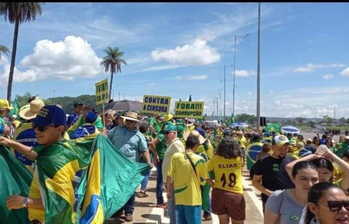 Aos gritos de “Forças Armadas, salvem o Brasil”, manifestantes lotam QG do Exército