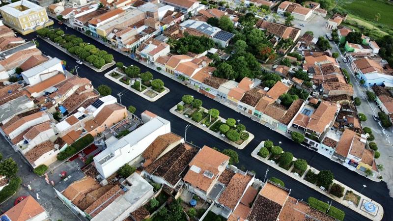 Mais ruas da cidade de Flores ganham pavimentação asfáltica