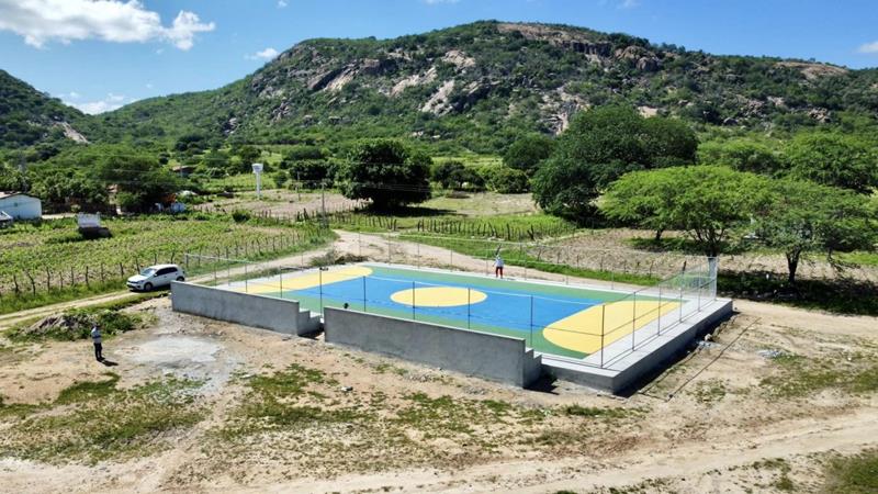 Governo de Flores conclui construção de quadra poliesportiva no Sítio Macacos