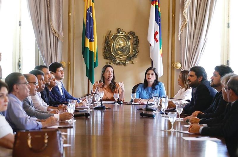 Raquel Lyra lidera reunião com prefeitos da RMR