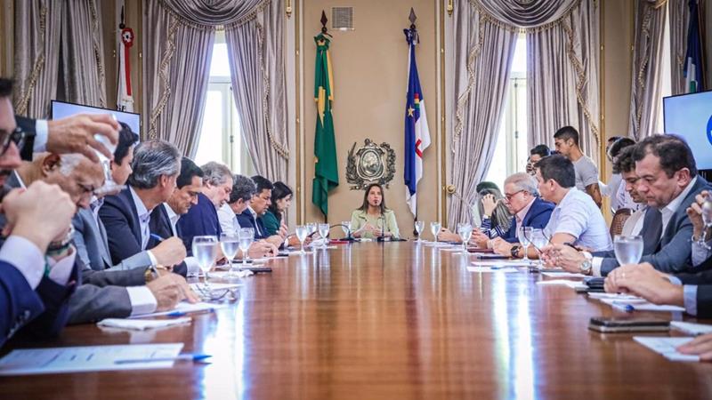 Governadora Raquel Lyra lidera reunião com senadores e deputados federais
