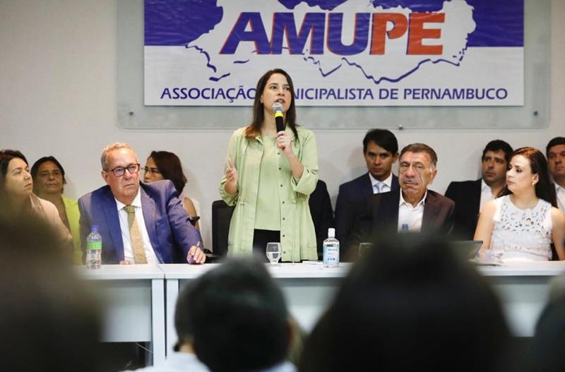 AMUPE: Na transmissão de cargo, Raquel Lyra prega união entre Estado e municípios