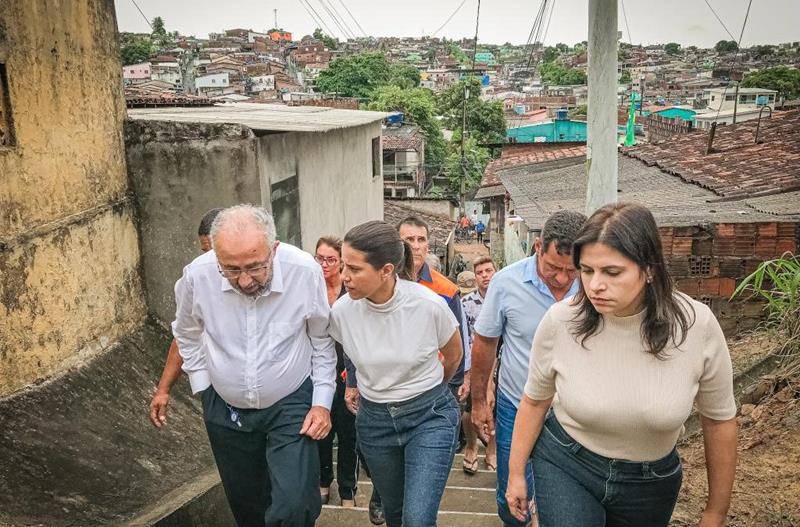 Governadora visita área de deslizamento em Olinda