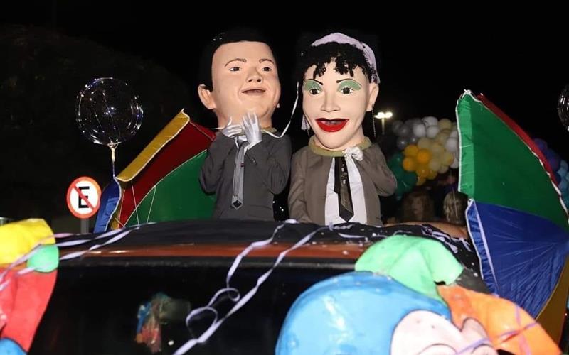 Flores preserva identidade cultural com o desfile dos bonecos gigantes de Zé Pereira e Juvenal