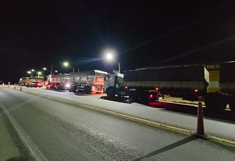 PRF retém cargas de milho com 123 toneladas de excesso de peso em Serra Talhada