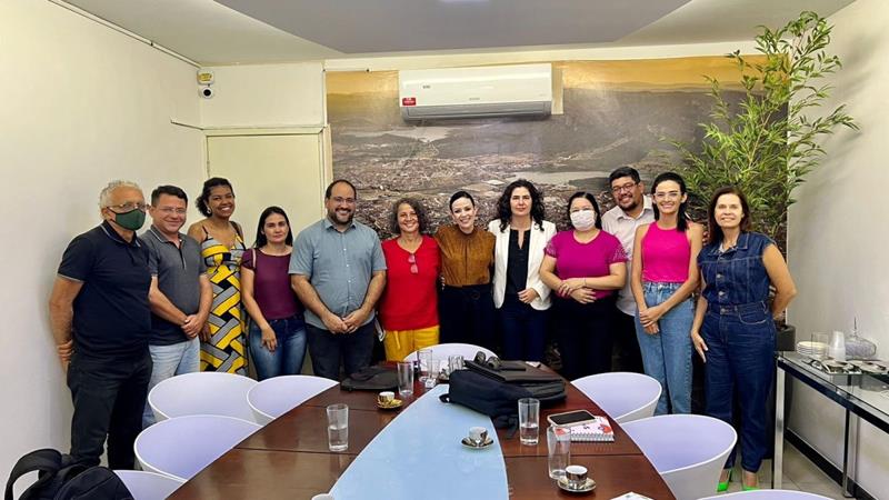 Márcia Conrado reforça diálogo ao liderar reunião com professores