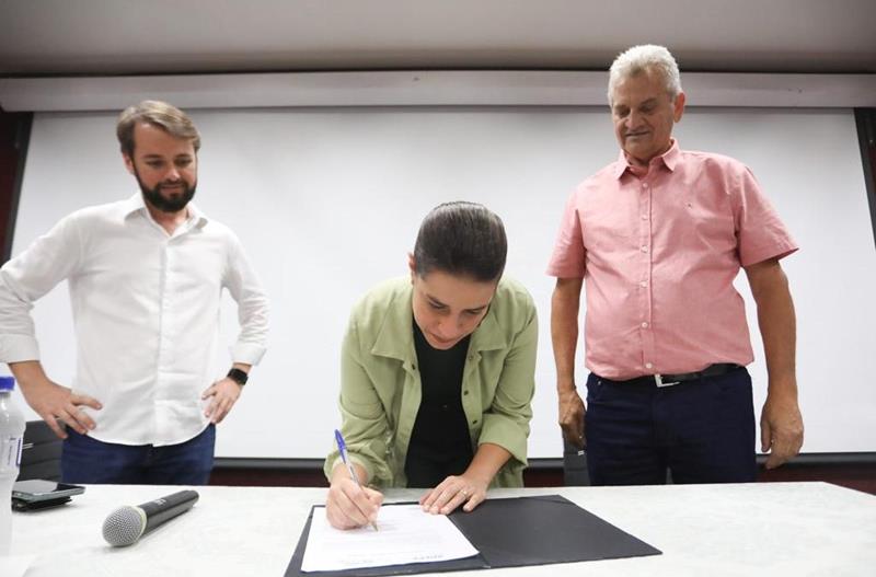 No Sertão, governadora Raquel Lyra assina ordem de serviço para criação do Polo Empresarial