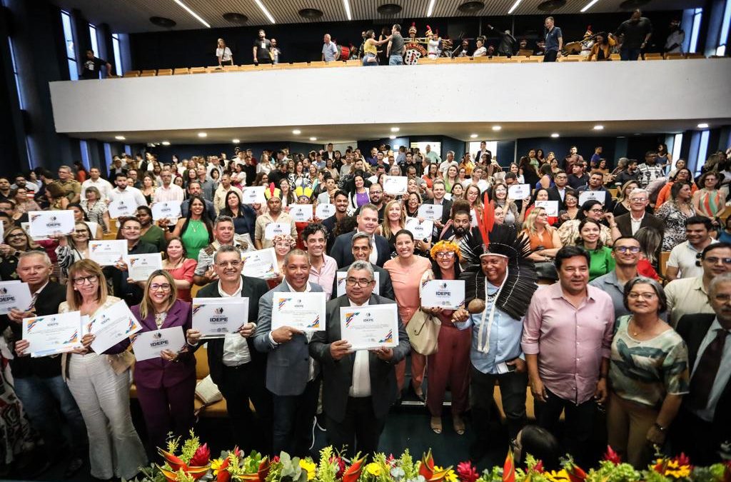 Governadora Raquel Lyra entrega prêmio aos destaques da educação do Estado
