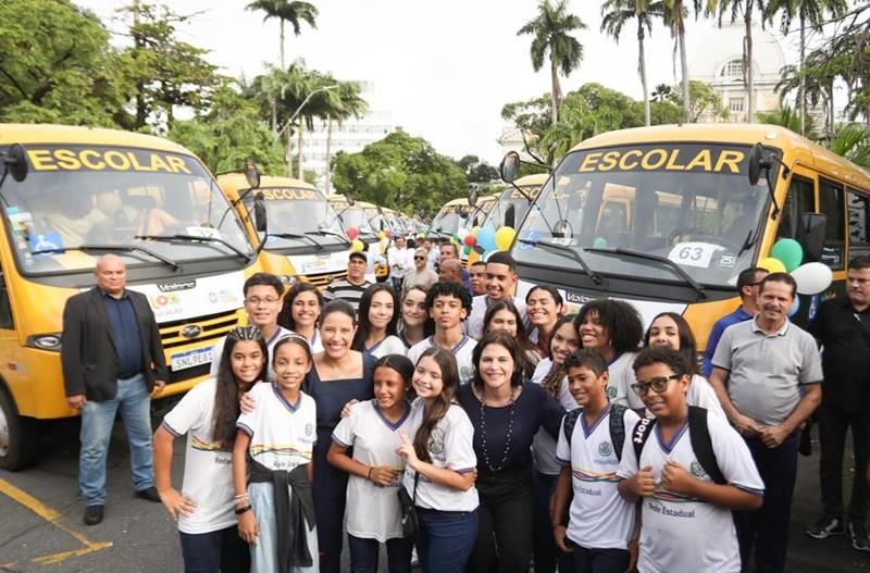 Raquel entrega 101 ônibus escolares aos municípios de PE
