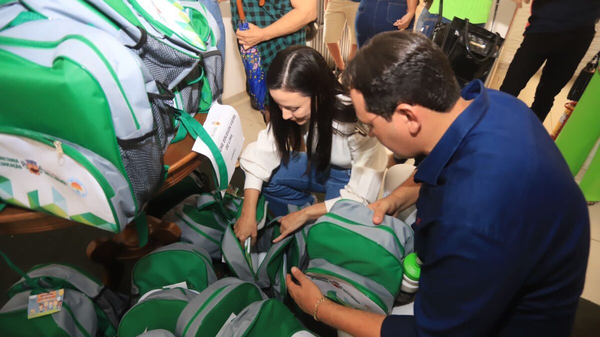 Márcia entrega 3 mil novos kits escolares