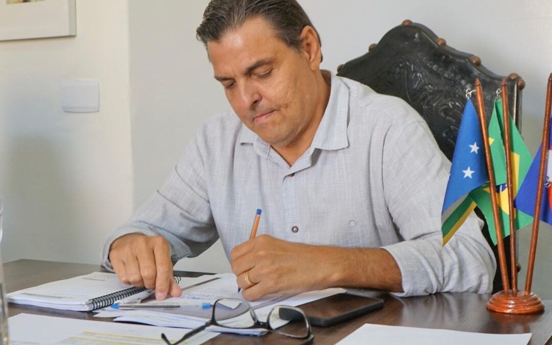Por decreto, prefeito de Flores reduz 25% do próprio salário, dos secretários e dos comissionados