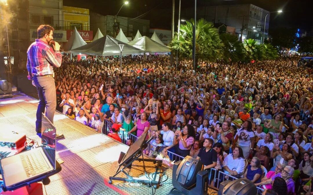 Show do Pe. Fábio de Melo lotou a praça Sérgio Magalhães