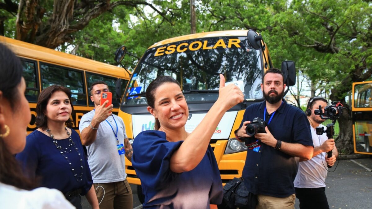 Raquel Lyra entrega 81 novos ônibus escolares a municípios e distritos indígenas do Estado