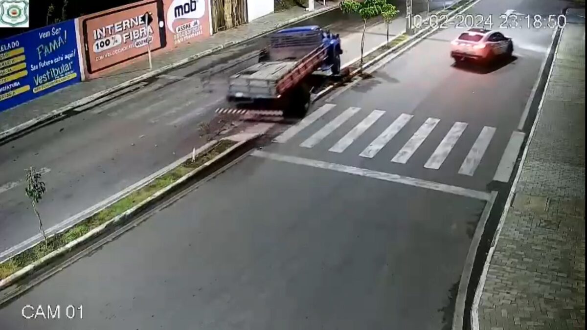 Caminhão desgovernado causa destruição na Avenida Afonso Magalhães
