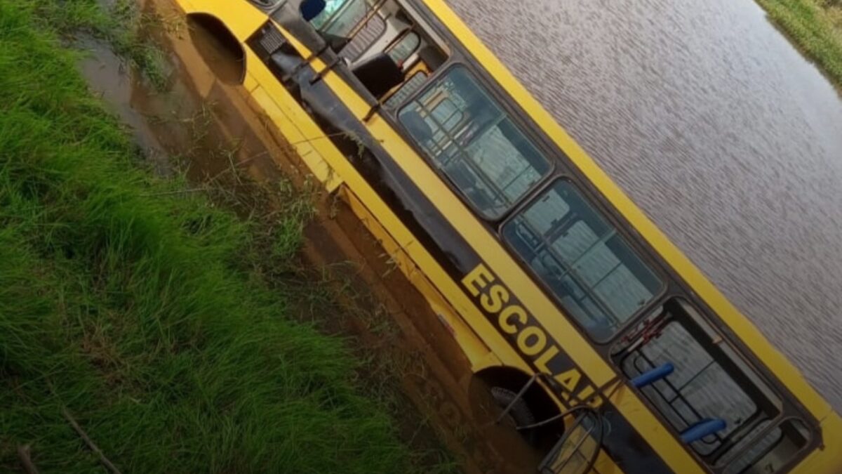 Acidente com ônibus escolar em Serra Talhada: Estudantes são socorridos após queda em açude