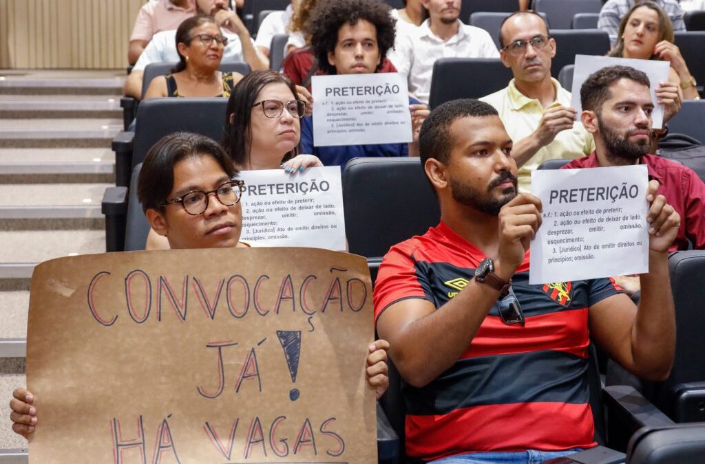 Profissionais da Educação em Pernambuco exigem convocações do concurso de 2022 em audiência pública