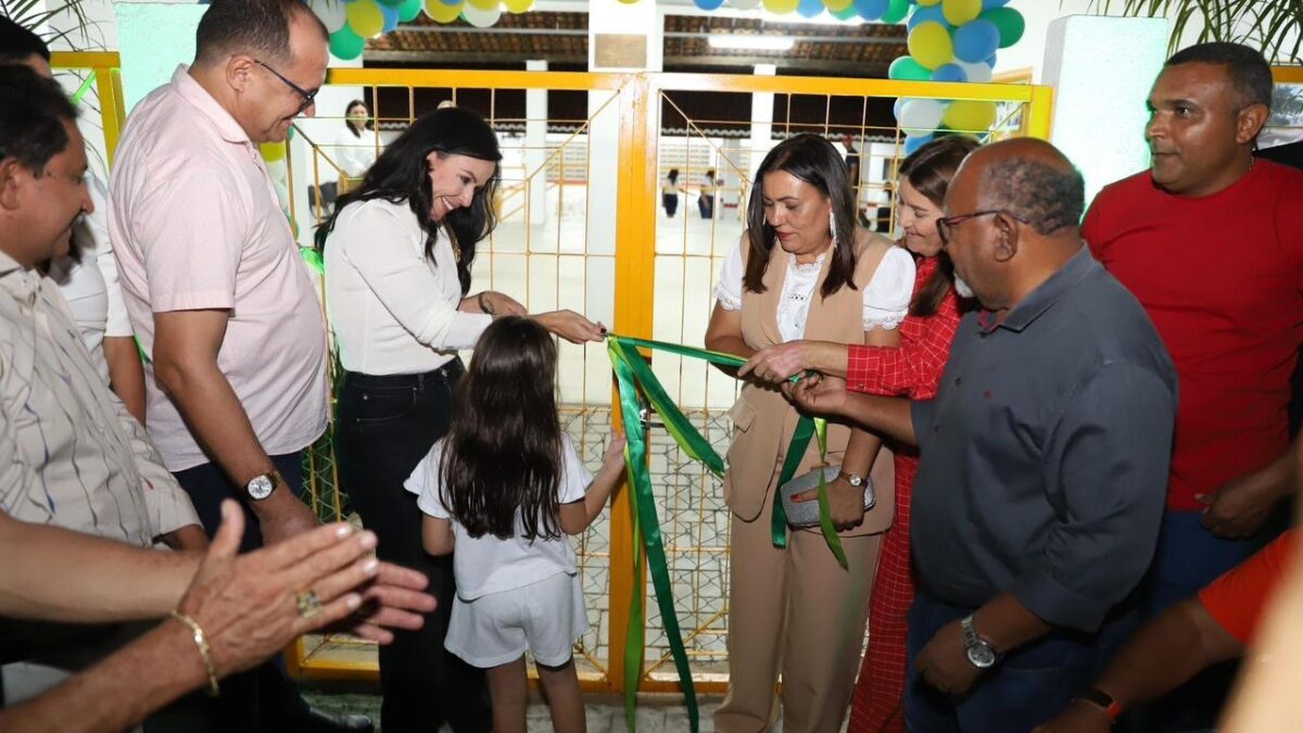 Márcia inaugura nova estrutura da Escola Municipal Barão do Pajeú