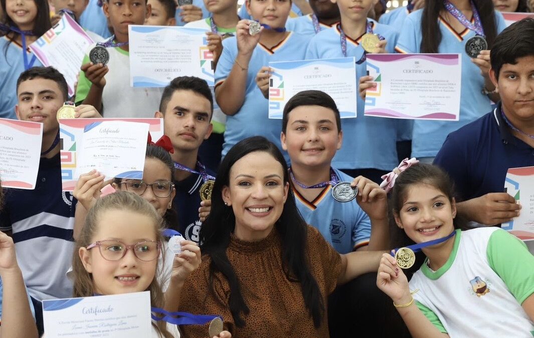 Márcia Conrado entrega medalhas a estudantes ganhadores do 4° lugar na Olimpíada Brasileira de Raciocínio Lógico